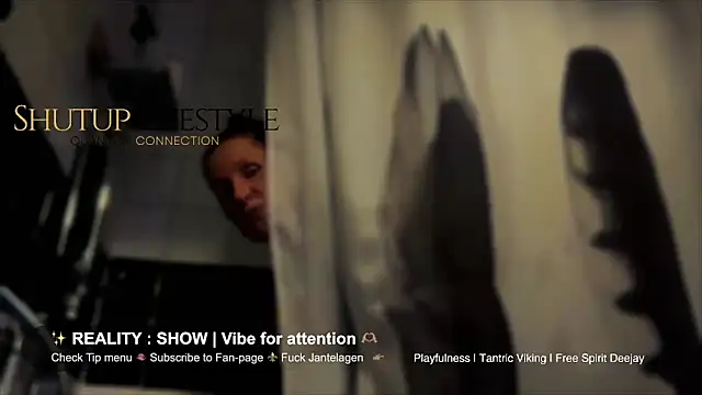 Snapshot of SwingWingWomanSweden chatting on December 17, 2025, 9:42 pm SwingWingWomanSweden online show from December 17, 2025, 9:42 pm