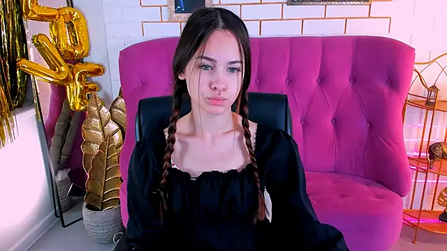 Snapshot of UliaNeer chatting on October 31, 2025, 5:04 am UliaNeer online show from October 31, 2025, 5:04 am