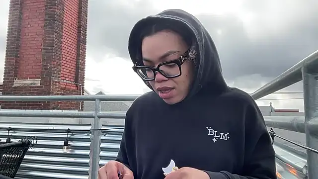 zahrabliss online show from March 12, 2026, 8:02 pm