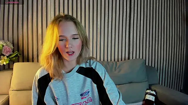 Snapshot of Casey_Sweeet chatting on September 29, 2025, 8:10 am Casey Sweeet online show from September 29, 2025, 8:10 am