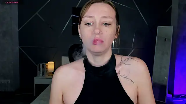 Snapshot of evashiny_ chatting on November 30, 2025, 4:35 am evashiny online show from November 30, 2025, 4:35 am