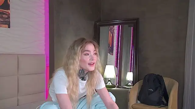 Snapshot of AriWild chatting on September 21, 2025, 4:17 am AriWild online show from September 21, 2025, 4:17 am