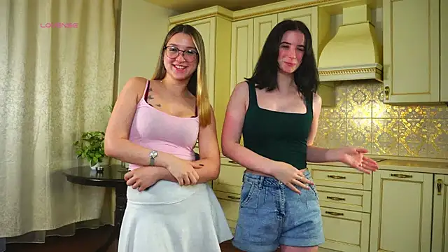 Snapshot of DarelleFaux chatting on November 10, 2025, 3:33 am DarelleFaux online show from November 10, 2025, 3:33 am