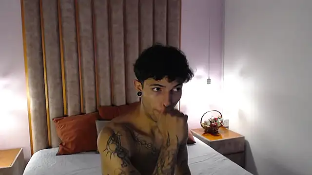 Snapshot of Enzo_Hunter chatting on October 14, 2025, 3:51 am Enzo Hunter online show from October 14, 2025, 3:51 am