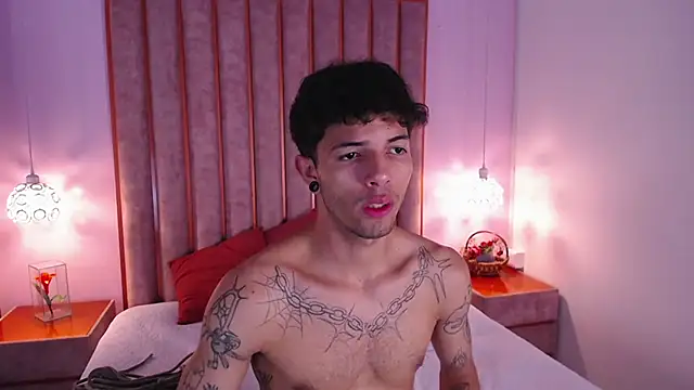 Snapshot of Enzo_Hunter chatting on October 15, 2025, 4:00 am Enzo Hunter online show from October 15, 2025, 4:00 am