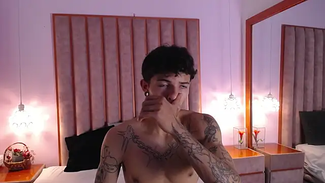 Snapshot of Enzo_Hunter chatting on October 19, 2025, 4:04 am Enzo Hunter online show from October 19, 2025, 4:04 am