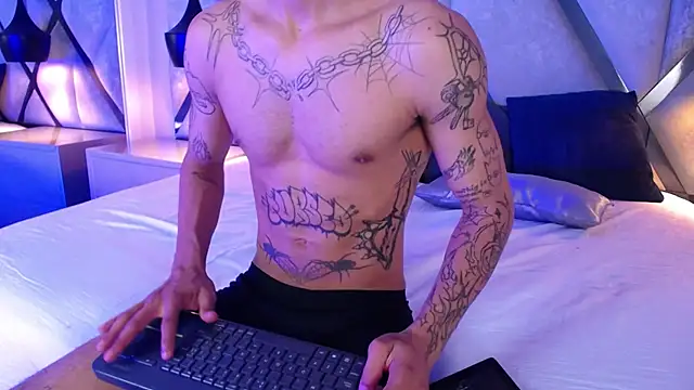 Snapshot of Enzo_Hunter chatting on October 21, 2025, 4:01 am Enzo Hunter online show from October 21, 2025, 4:01 am
