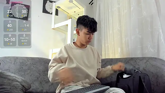 LoganTwink18 online show from September 17, 2025, 1:24 pm