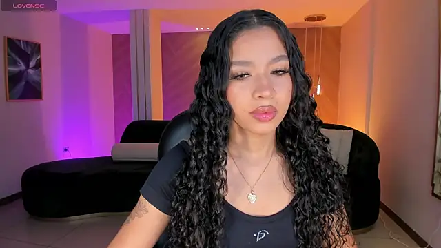 Snapshot of SophieHouston_ chatting on December 4, 2025, 4:22 am SophieHouston online show from December 4, 2025, 4:22 am