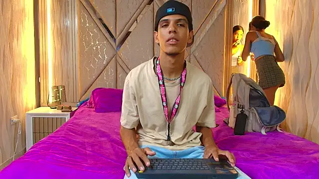 Snapshot of Hotcouple_222 chatting on November 13, 2025, 7:45 am Hotcouple 222 online show from November 13, 2025, 7:45 am