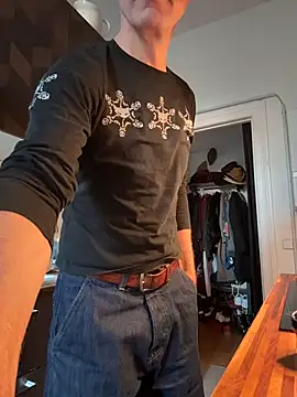 Snapshot of SexyLeon8 chatting on November 7, 2025, 7:02 am SexyLeon8 online show from November 7, 2025, 7:02 am