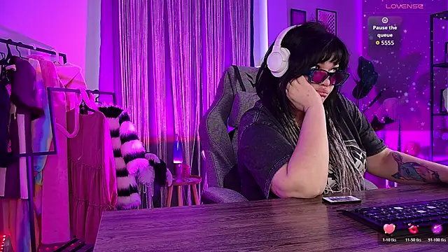 MaryHarrys online show from May 26, 2026, 2:42 am