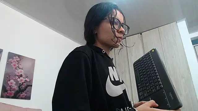 pinky f00x online show from February 4, 2026, 8:26 pm