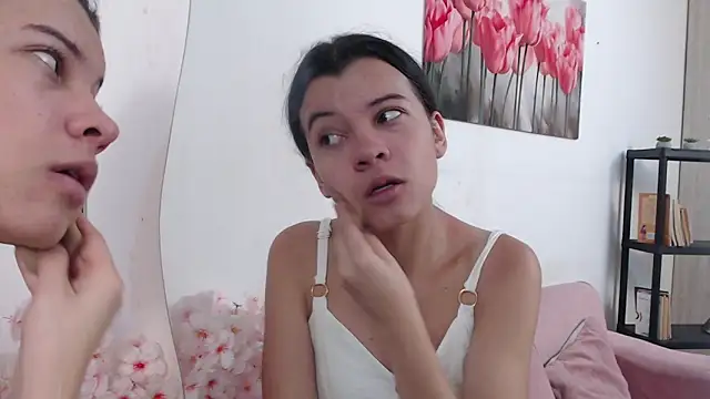 Snapshot of pinky_f00x chatting on May 6, 2026, 7:18 pm pinky f00x online show from May 6, 2026, 7:18 pm