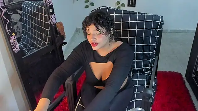 chloe kisses online show from October 27, 2025, 11:33 am