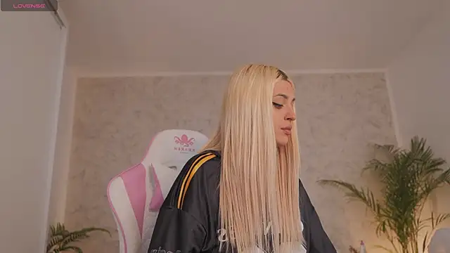 daisyblushh online show from April 7, 2026, 3:03 pm