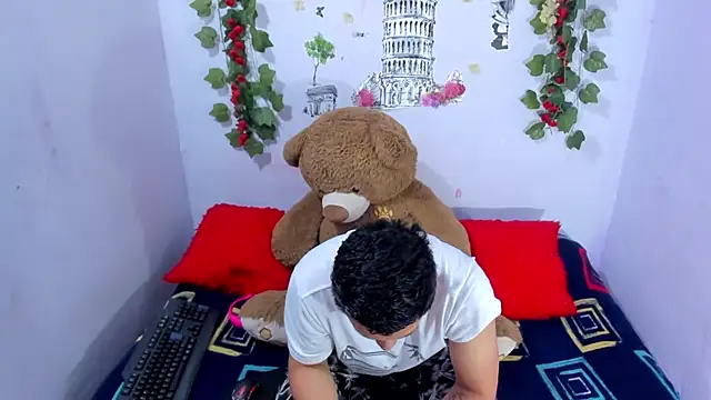 Snapshot of NataliaAndJulliam chatting on November 25, 2025, 4:46 am NataliaAndJulliam online show from November 25, 2025, 4:46 am