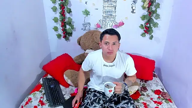 Snapshot of NataliaAndJulliam chatting on November 24, 2025, 4:56 am NataliaAndJulliam online show from November 24, 2025, 4:56 am