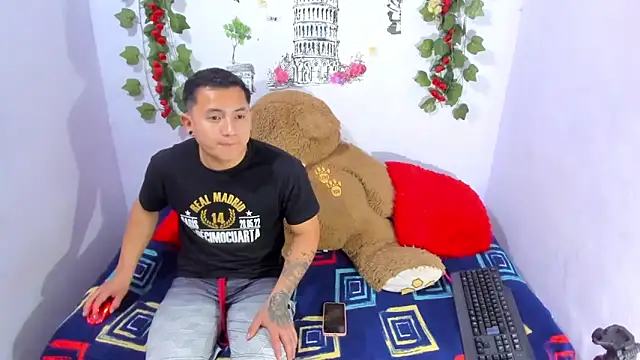 Snapshot of NataliaAndJulliam chatting on December 2, 2025, 3:41 am NataliaAndJulliam online show from December 2, 2025, 3:41 am