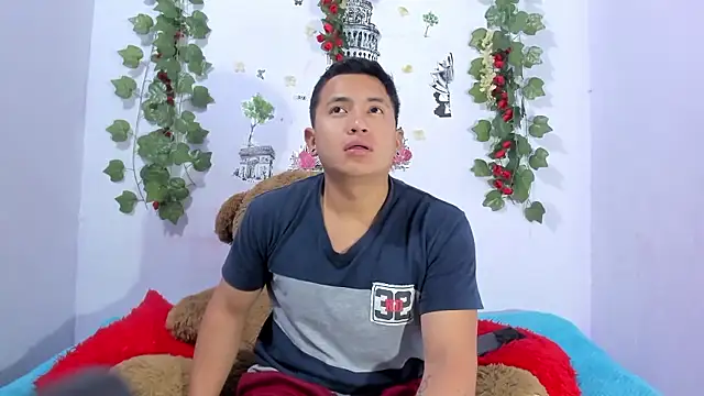 Snapshot of NataliaAndJulliam chatting on January 13, 2026, 3:54 am NataliaAndJulliam online show from January 13, 2026, 3:54 am