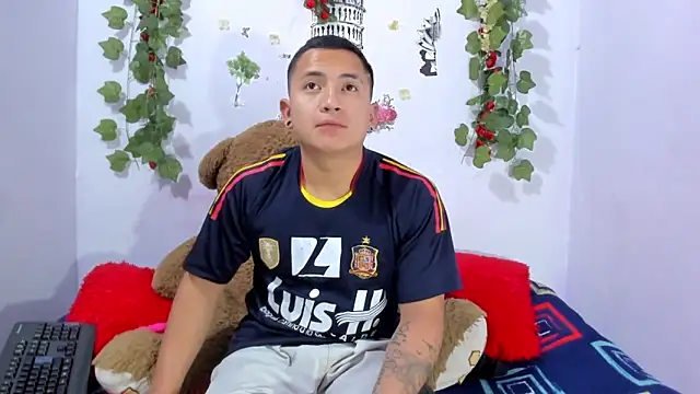 Snapshot of NataliaAndJulliam chatting on February 12, 2026, 5:07 am NataliaAndJulliam online show from February 12, 2026, 5:07 am