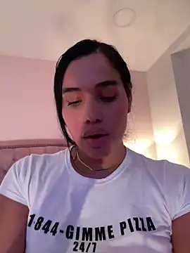 Snapshot of Bella__Wood chatting on December 4, 2025, 7:57 pm Bella Wood online show from December 4, 2025, 7:57 pm