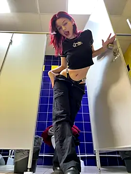 Snapshot of Cum_girlss chatting on November 10, 2025, 3:22 am Cum girlss online show from November 10, 2025, 3:22 am