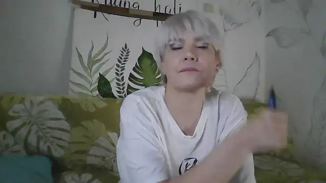 Snapshot of Catty_Lady chatting on November 12, 2025, 5:50 pm Catty Lady online show from November 12, 2025, 5:50 pm