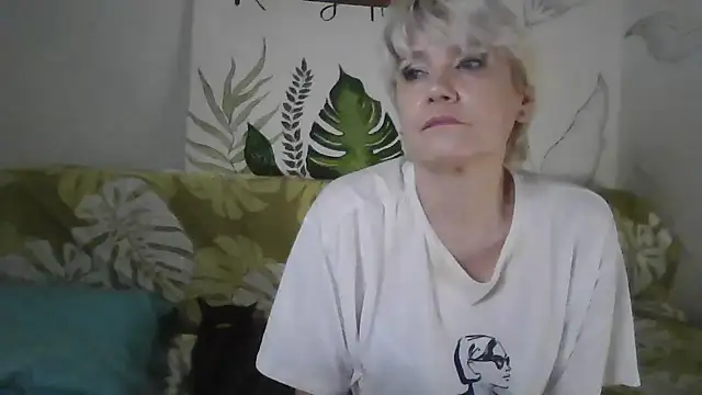 Snapshot of Catty_Lady chatting on November 19, 2025, 7:14 pm Catty Lady online show from November 19, 2025, 7:14 pm