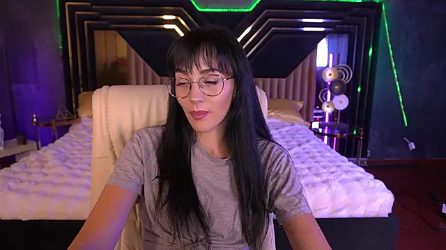 Snapshot of EviLune chatting on November 17, 2025, 8:24 pm EviLune online show from November 17, 2025, 8:24 pm