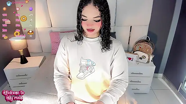 LiaFernandaa online show from November 11, 2025, 1:17 pm