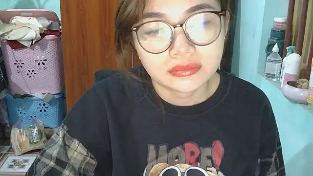 Snapshot of Uhem112 chatting on November 2, 2025, 2:44 pm Uhem112 online show from November 2, 2025, 2:44 pm