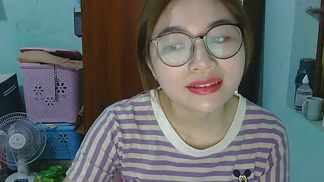 Snapshot of Uhem112 chatting on October 22, 2025, 1:27 am Uhem112 online show from October 22, 2025, 1:27 am