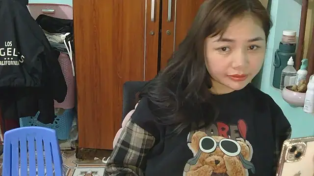 Snapshot of Uhem112 chatting on November 28, 2025, 12:49 pm Uhem112 online show from November 28, 2025, 12:49 pm