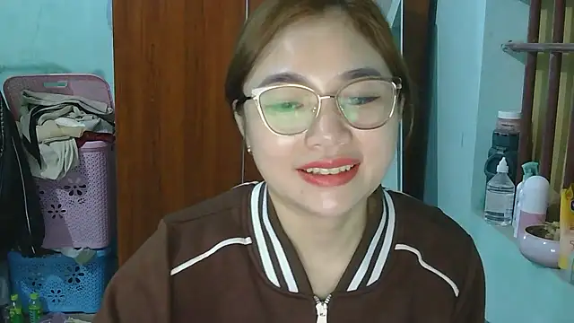 Snapshot of Uhem112 chatting on November 4, 2025, 3:43 am Uhem112 online show from November 4, 2025, 3:43 am