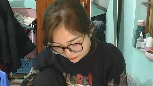 Snapshot of Uhem112 chatting on November 18, 2025, 1:21 am Uhem112 online show from November 18, 2025, 1:21 am