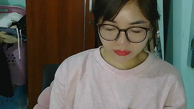 Snapshot of Uhem112 chatting on November 16, 2025, 2:05 am Uhem112 online show from November 16, 2025, 2:05 am