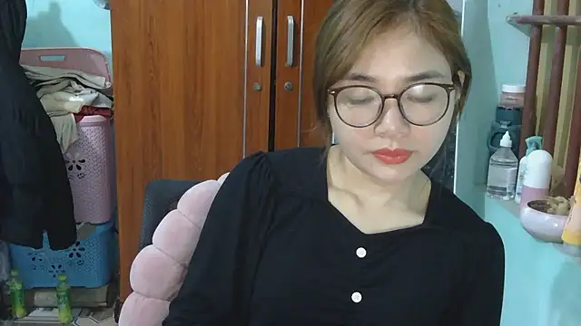 Snapshot of Uhem112 chatting on November 6, 2025, 12:47 am Uhem112 online show from November 6, 2025, 12:47 am