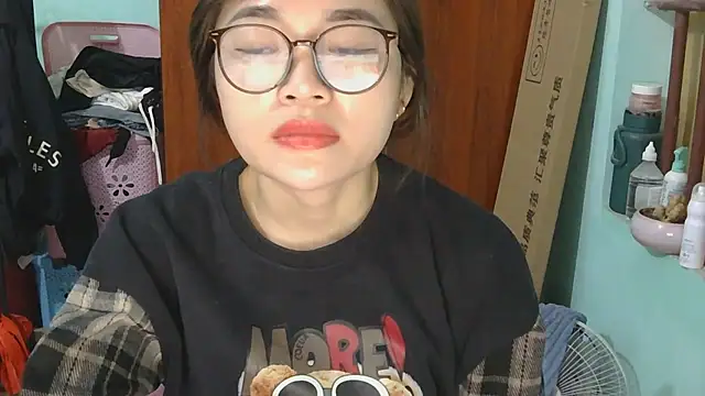 Snapshot of Uhem112 chatting on November 26, 2025, 1:27 am Uhem112 online show from November 26, 2025, 1:27 am