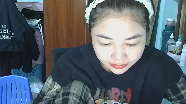 Snapshot of Uhem112 chatting on November 29, 2025, 12:55 am Uhem112 online show from November 29, 2025, 12:55 am