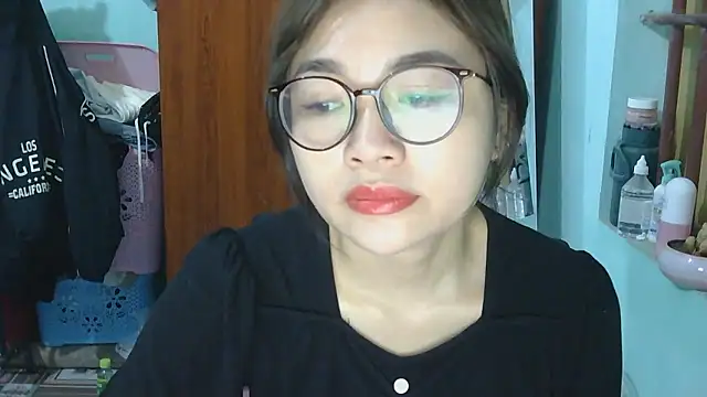 Snapshot of Uhem112 chatting on November 17, 2025, 12:47 am Uhem112 online show from November 17, 2025, 12:47 am