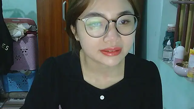 Snapshot of Uhem112 chatting on November 2, 2025, 1:32 am Uhem112 online show from November 2, 2025, 1:32 am