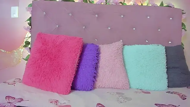 violet taylor  online show from April 7, 2026, 2:13 am