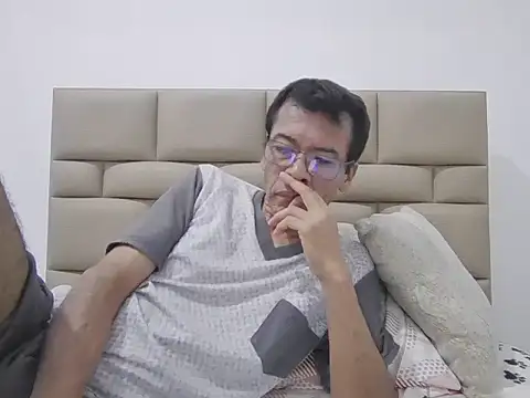 skinnylatino51 online show from February 20, 2026, 1:24 am