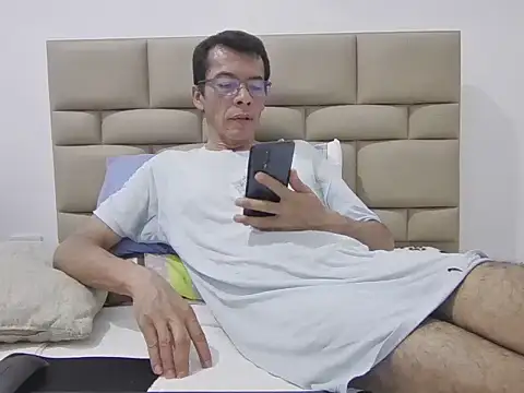 Snapshot of skinnylatino51 chatting on September 21, 2025, 12:27 am skinnylatino51 online show from September 21, 2025, 12:27 am