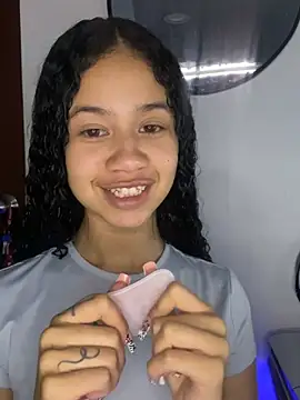 jadee8 online show from April 15, 2026, 4:33 pm