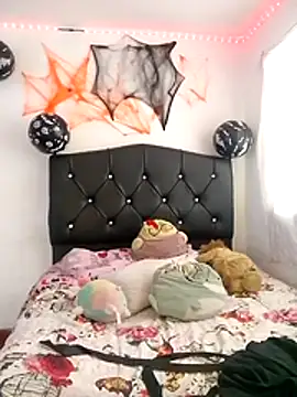 Snapshot of Emmantho chatting on October 17, 2025, 6:32 pm Emmantho online show from October 17, 2025, 6:32 pm