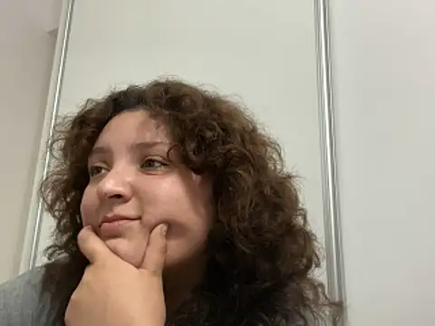 Snapshot of Solangerulo_ chatting on February 15, 2026, 5:19 am Solangerulo online show from February 15, 2026, 5:19 am