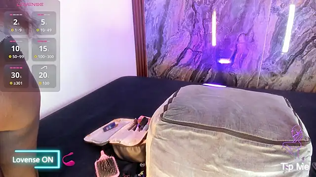 MiiaaCollinss online show from December 4, 2025, 4:06 pm