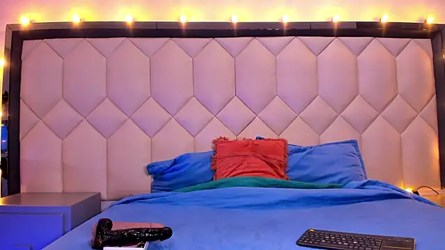 Scarletbigbug online show from October 27, 2025, 3:13 pm